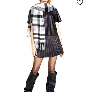 Steve‎ Madden women’s plaid Scarf